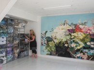 近作「An Attempt to construct a Flower（花を創造する心）」とインゲル・ヨハンネ。オスロ郊外の医療施設のカフェを彩ることになった。